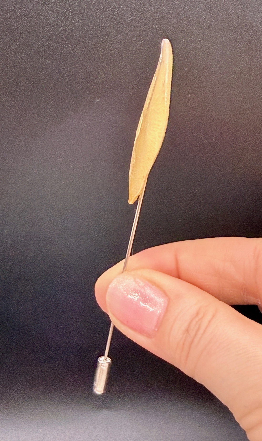 Broșă Handmade cu Petală de Trandafir galben � Floare Naturală în Rășină - bijuterii - broșe - Artynos.ro