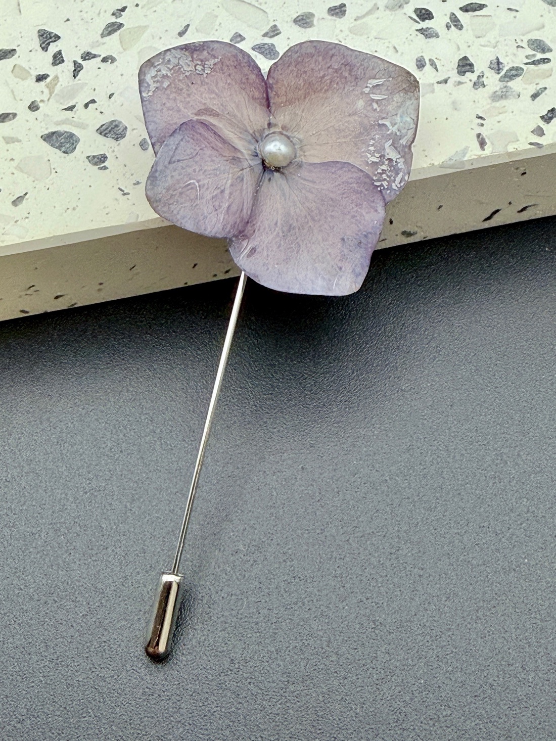 Broșă Unică cu Hortensie Naturală mov în Rășină � Bijuterie Florală Artizanală - bijuterii - broșe - Artynos.ro
