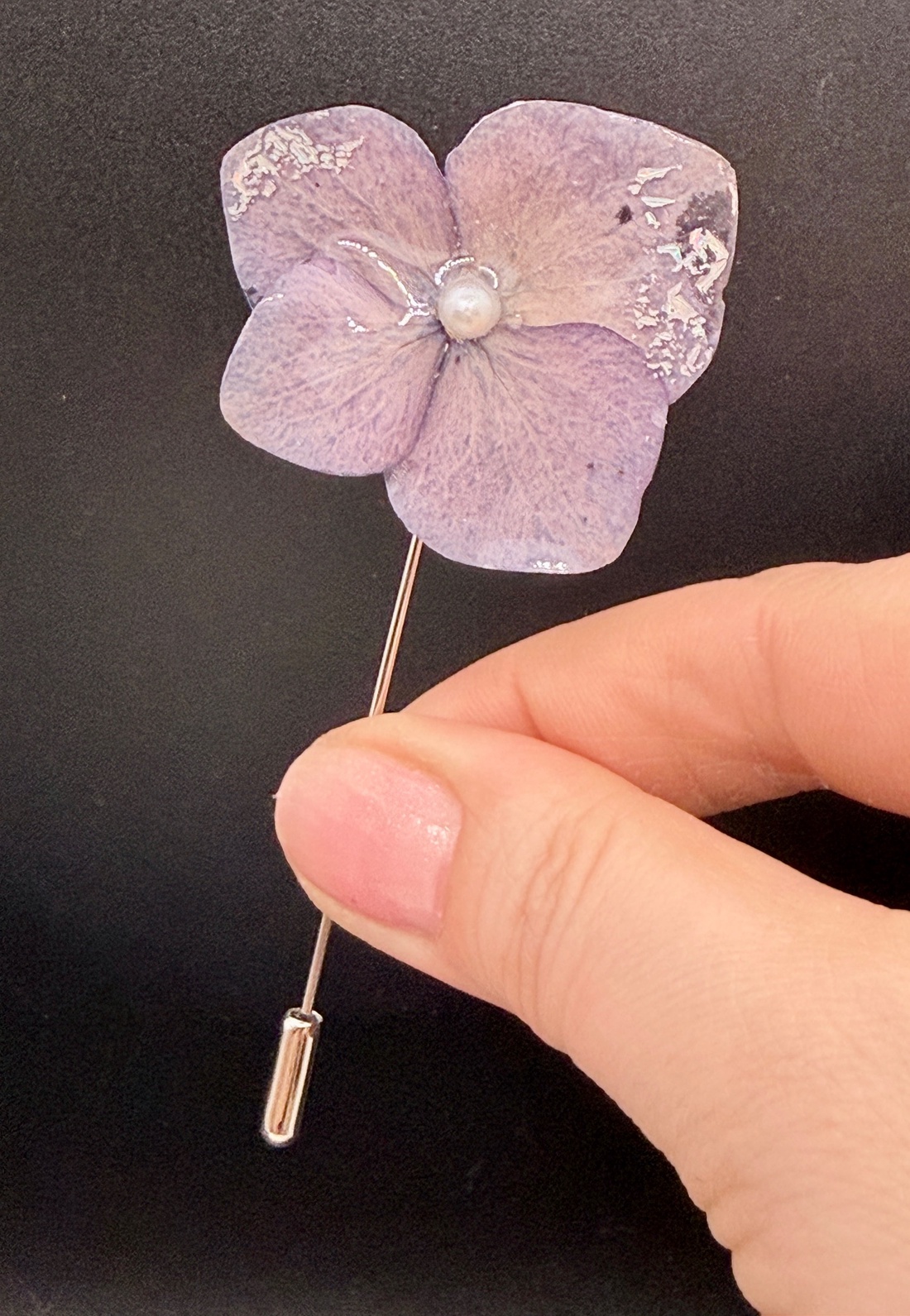 Broșă Unică cu Hortensie Naturală mov în Rășină � Bijuterie Florală Artizanală - bijuterii - broșe - Artynos.ro