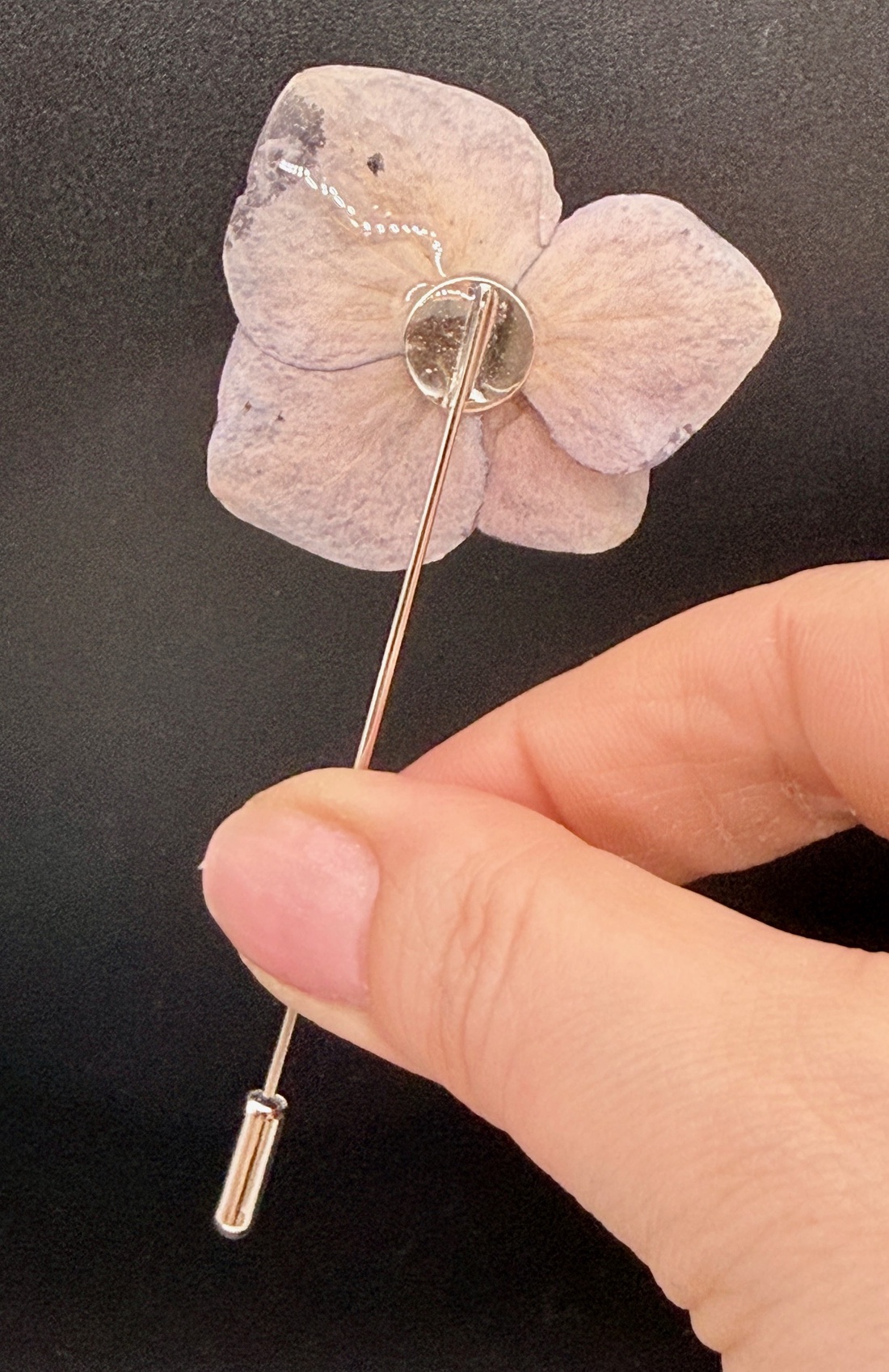 Broșă Unică cu Hortensie Naturală mov în Rășină � Bijuterie Florală Artizanală - bijuterii - broșe - Artynos.ro