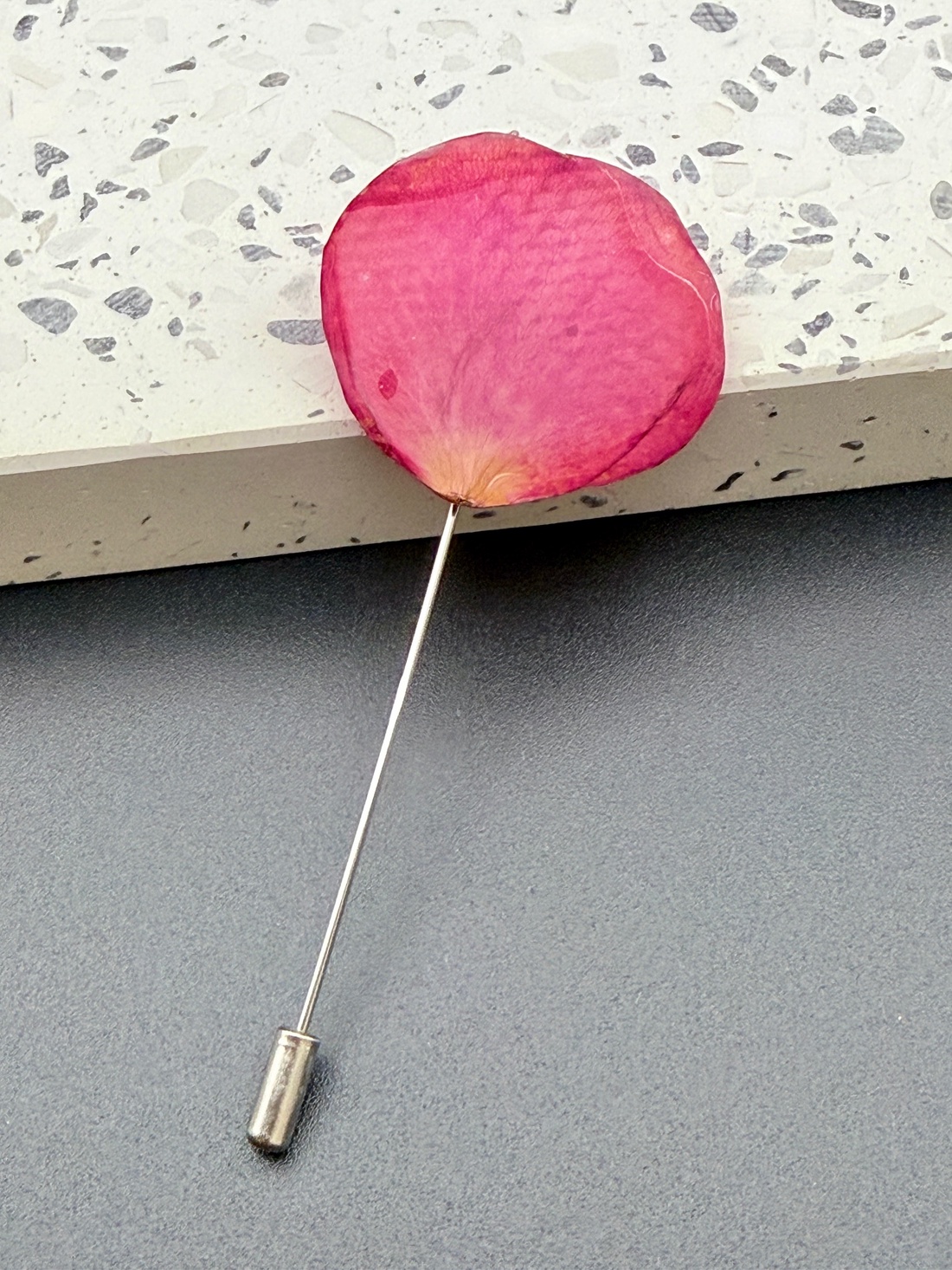 Broșă Elegantă cu Petală de Trandafir Naturală Roz - bijuterii - broșe - Artynos.ro