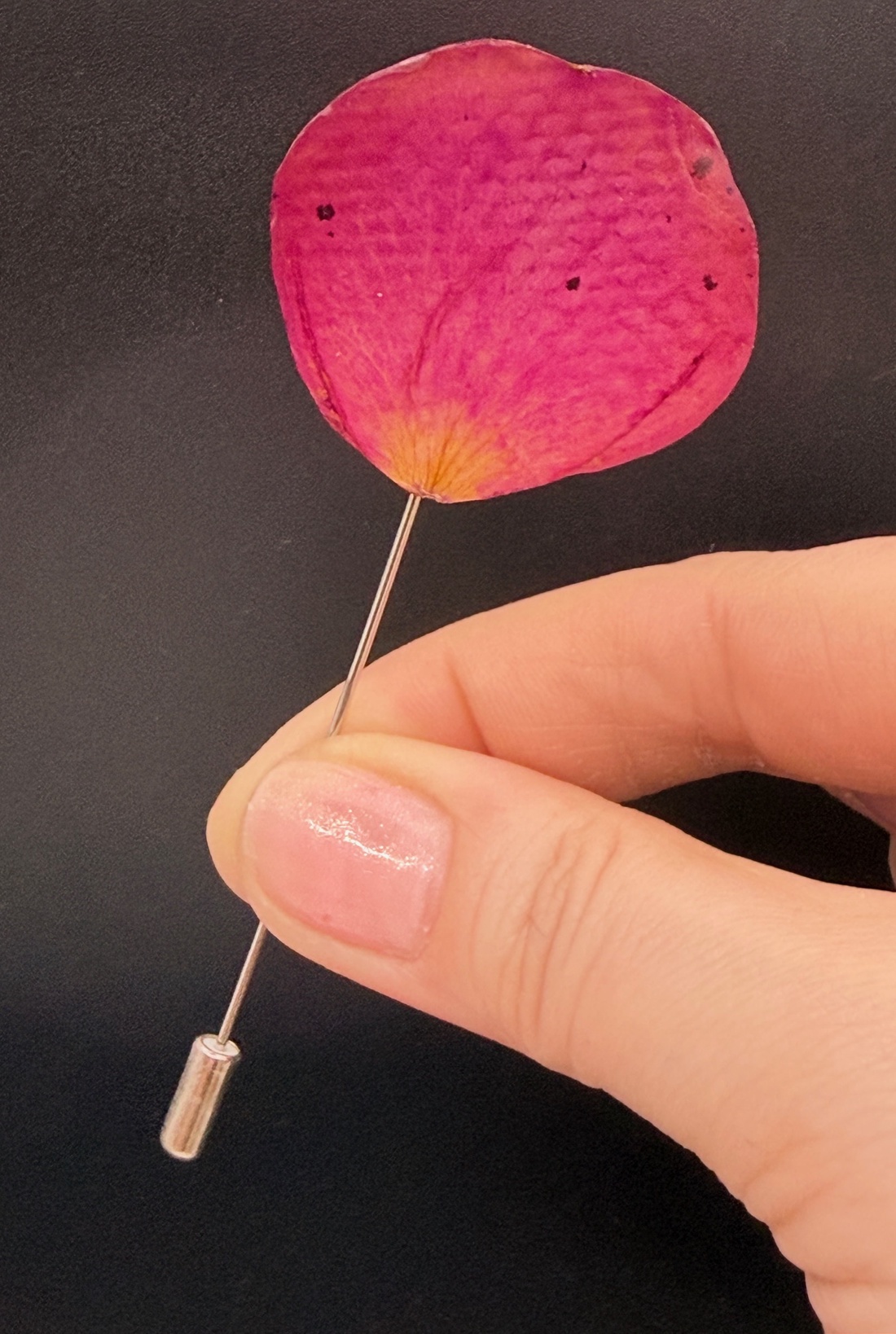 Broșă Elegantă cu Petală de Trandafir Naturală Roz - bijuterii - broșe - Artynos.ro