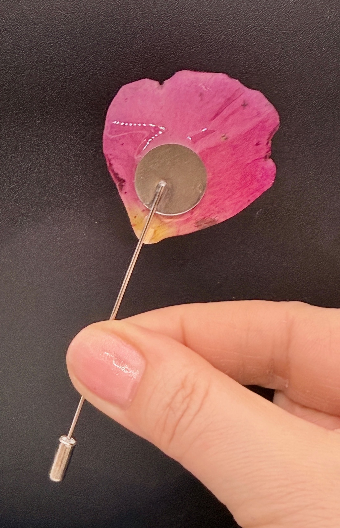 Broșă Florală cu Petală Naturala de Trandafir roz în Rășină - bijuterii - broșe - Artynos.ro