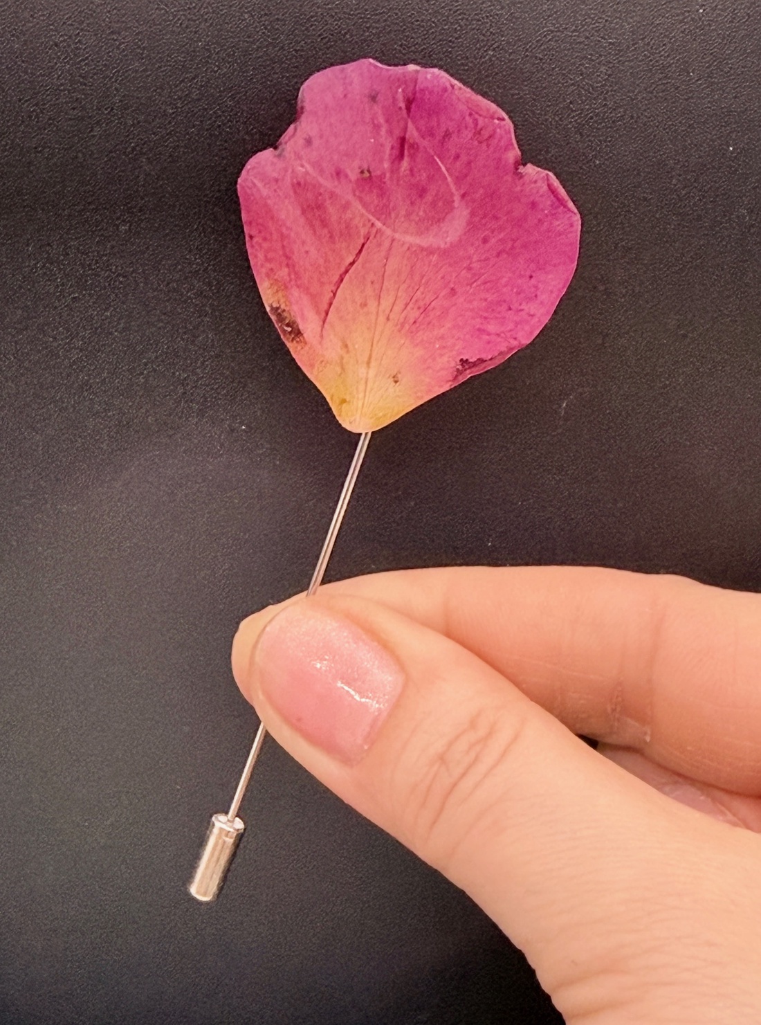 Broșă Florală cu Petală Naturala de Trandafir roz în Rășină - bijuterii - broșe - Artynos.ro