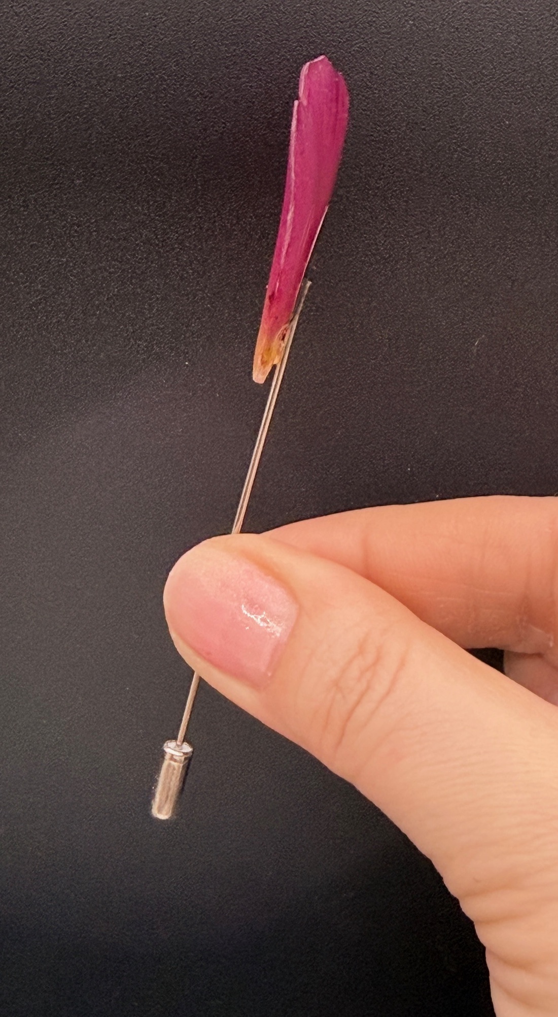 Broșă Florală cu Petală Naturala de Trandafir roz în Rășină - bijuterii - broșe - Artynos.ro