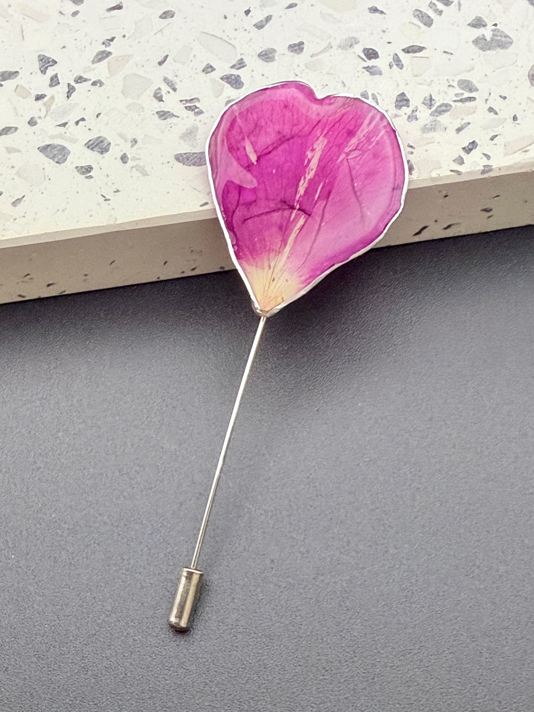 Broșă Unică cu Petală Naturală de Trandafir Roz � Accesoriu din Rășină - bijuterii - broșe - Artynos.ro