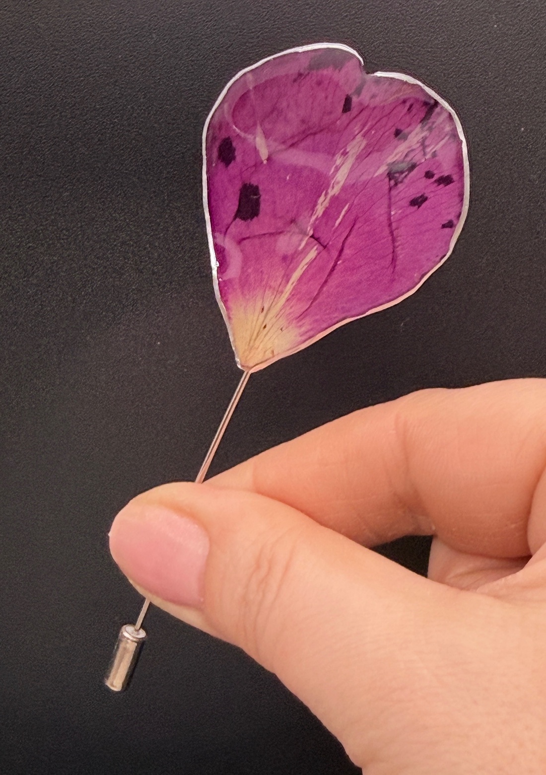 Broșă Unică cu Petală Naturală de Trandafir Roz � Accesoriu din Rășină - bijuterii - broșe - Artynos.ro