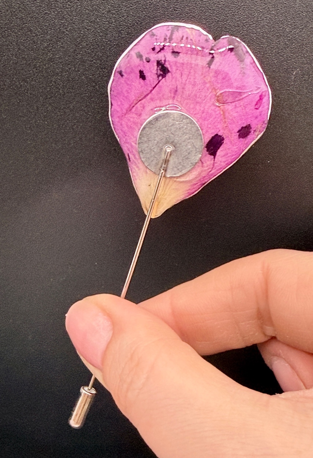 Broșă Unică cu Petală Naturală de Trandafir Roz � Accesoriu din Rășină - bijuterii - broșe - Artynos.ro