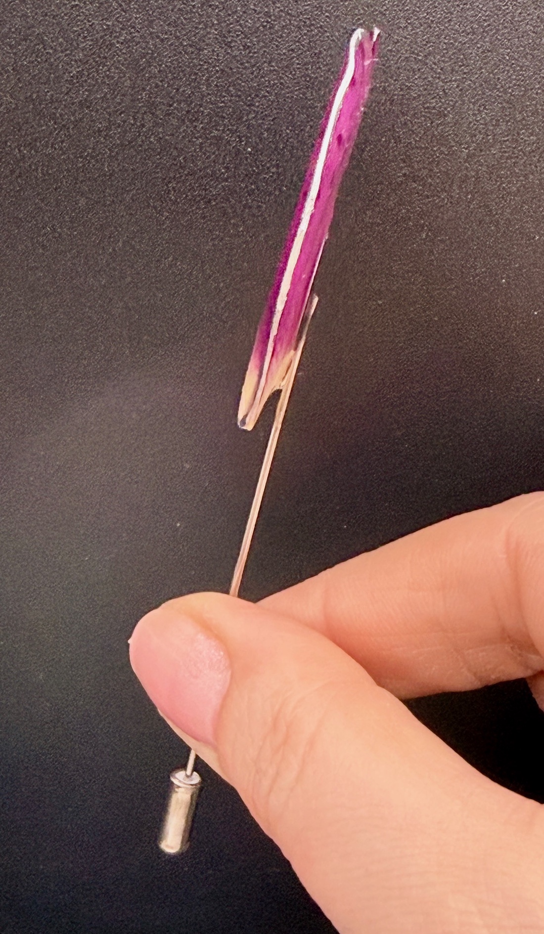 Broșă Unică cu Petală Naturală de Trandafir Roz � Accesoriu din Rășină - bijuterii - broșe - Artynos.ro