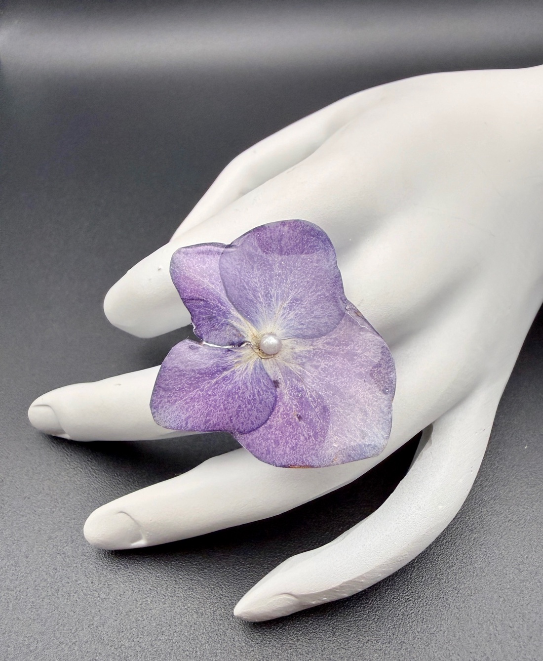 Inel cu hortensie naturală mov în rășină � bijuterie delicată handmade - bijuterii - inele - inele statement - Artynos.ro