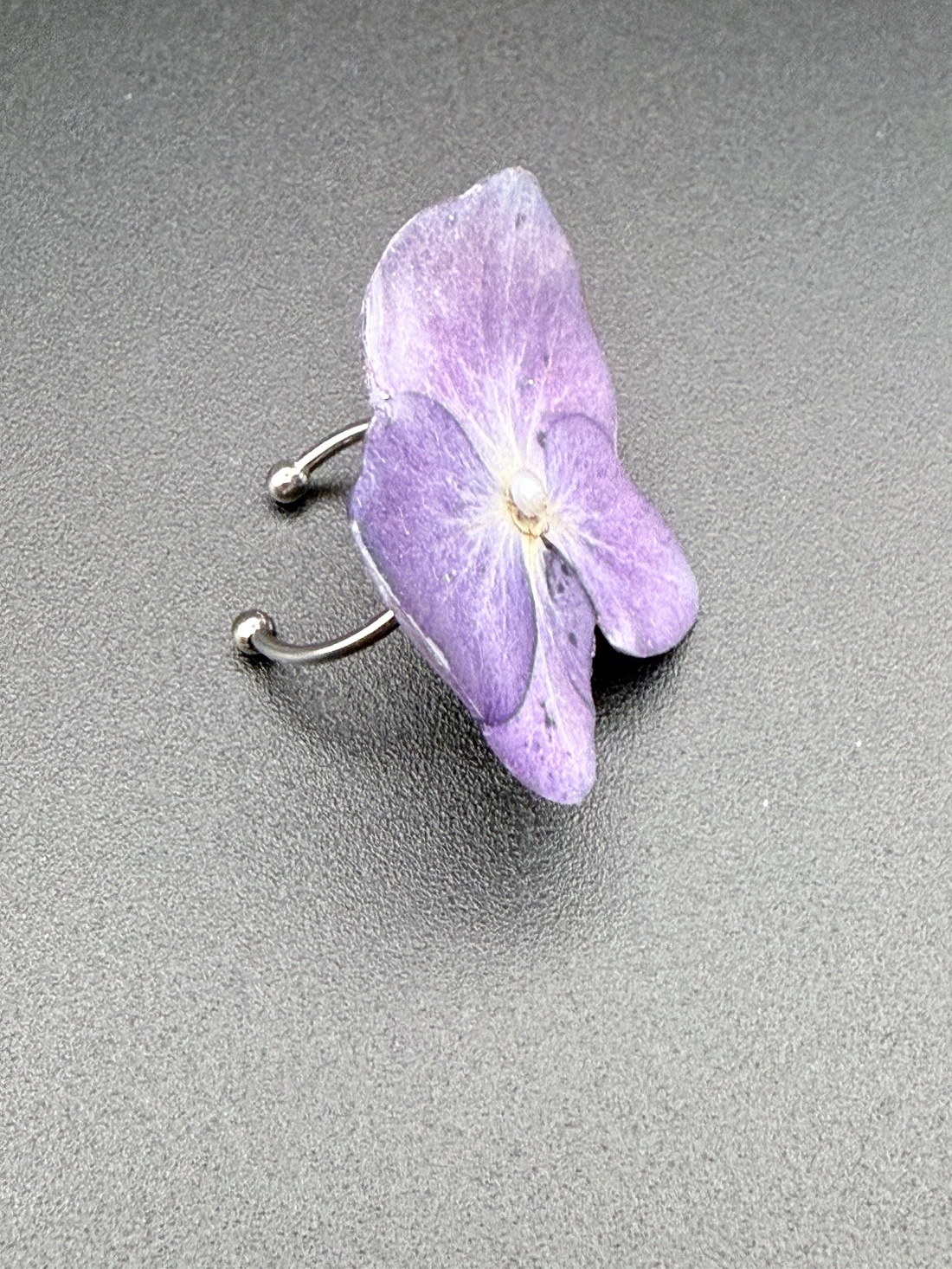 Inel cu hortensie naturală mov în rășină � bijuterie delicată handmade - bijuterii - inele - inele statement - Artynos.ro