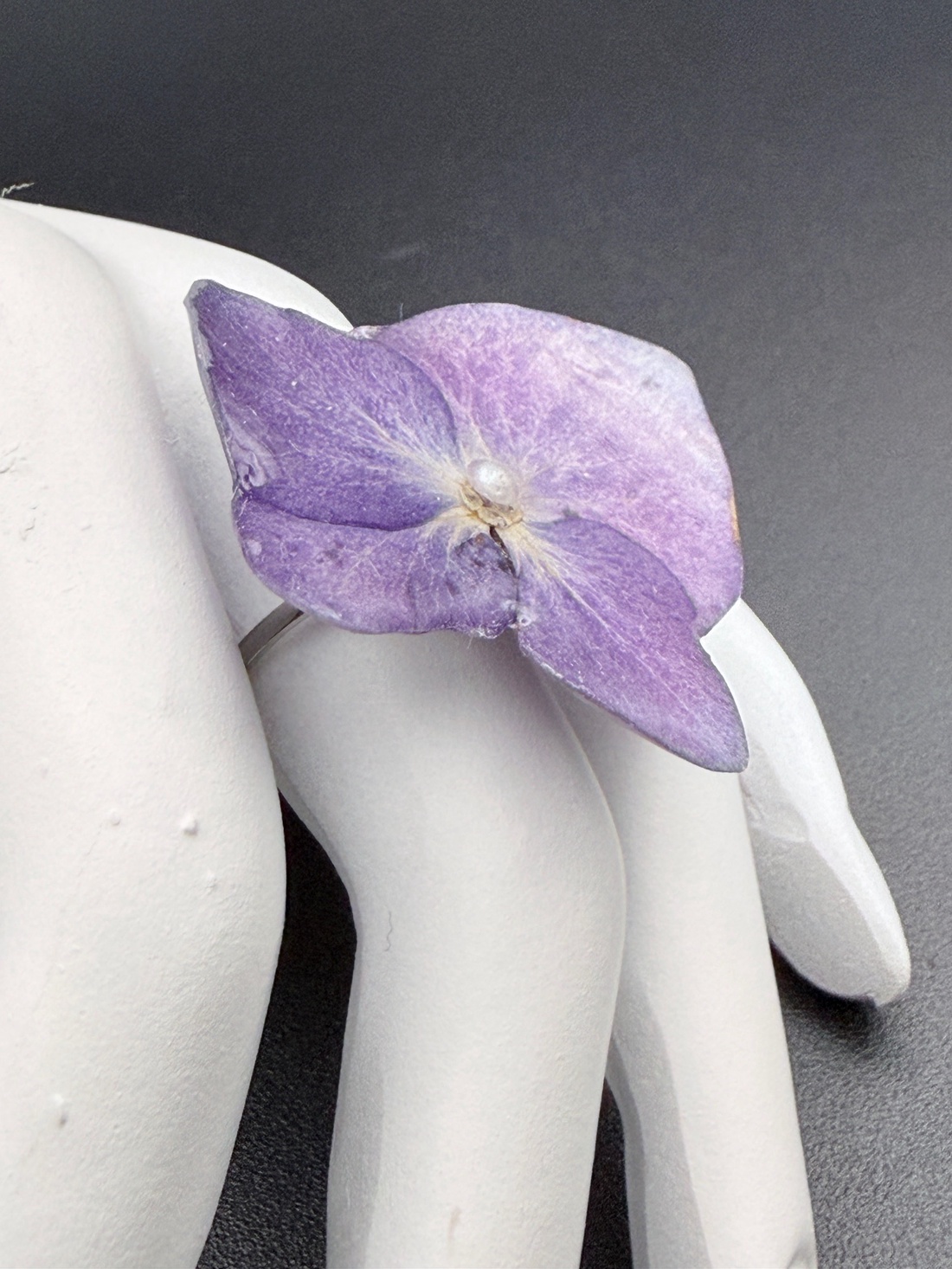 Inel cu hortensie naturală mov în rășină � bijuterie delicată handmade - bijuterii - inele - inele statement - Artynos.ro