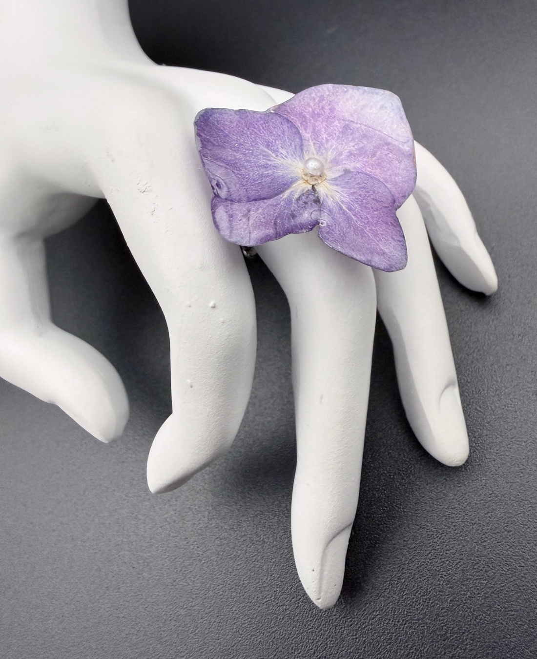 Inel cu hortensie naturală mov în rășină � bijuterie delicată handmade - bijuterii - inele - inele statement - Artynos.ro