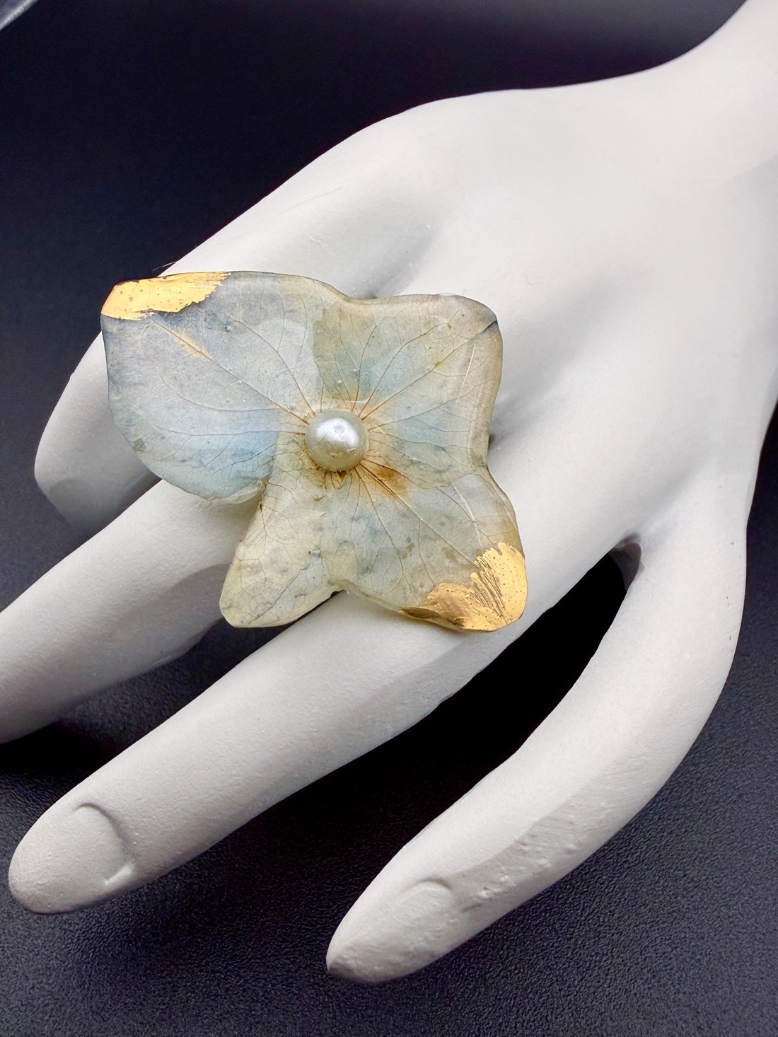  Inel handmade cu hortensie albastra naturală � bijuterie florală unică - bijuterii - inele - inele statement - Artynos.ro