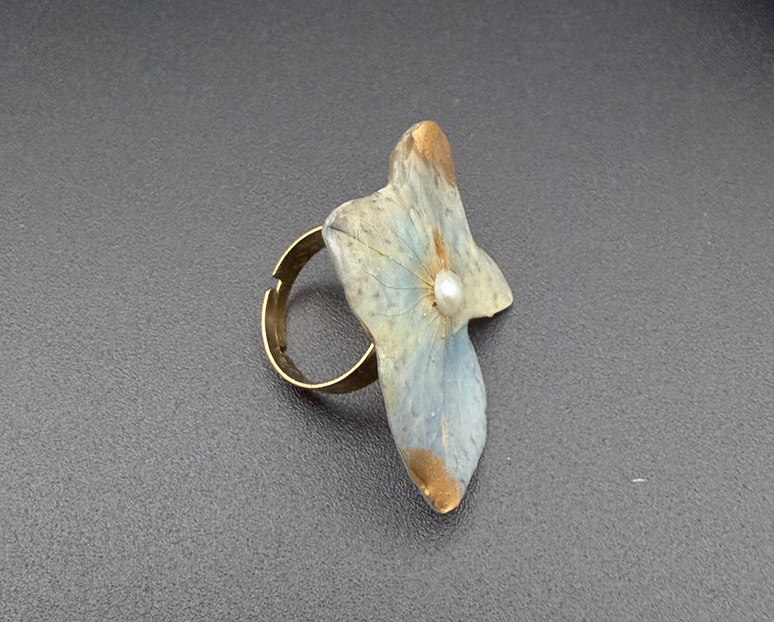  Inel handmade cu hortensie albastra naturală � bijuterie florală unică - bijuterii - inele - inele statement - Artynos.ro