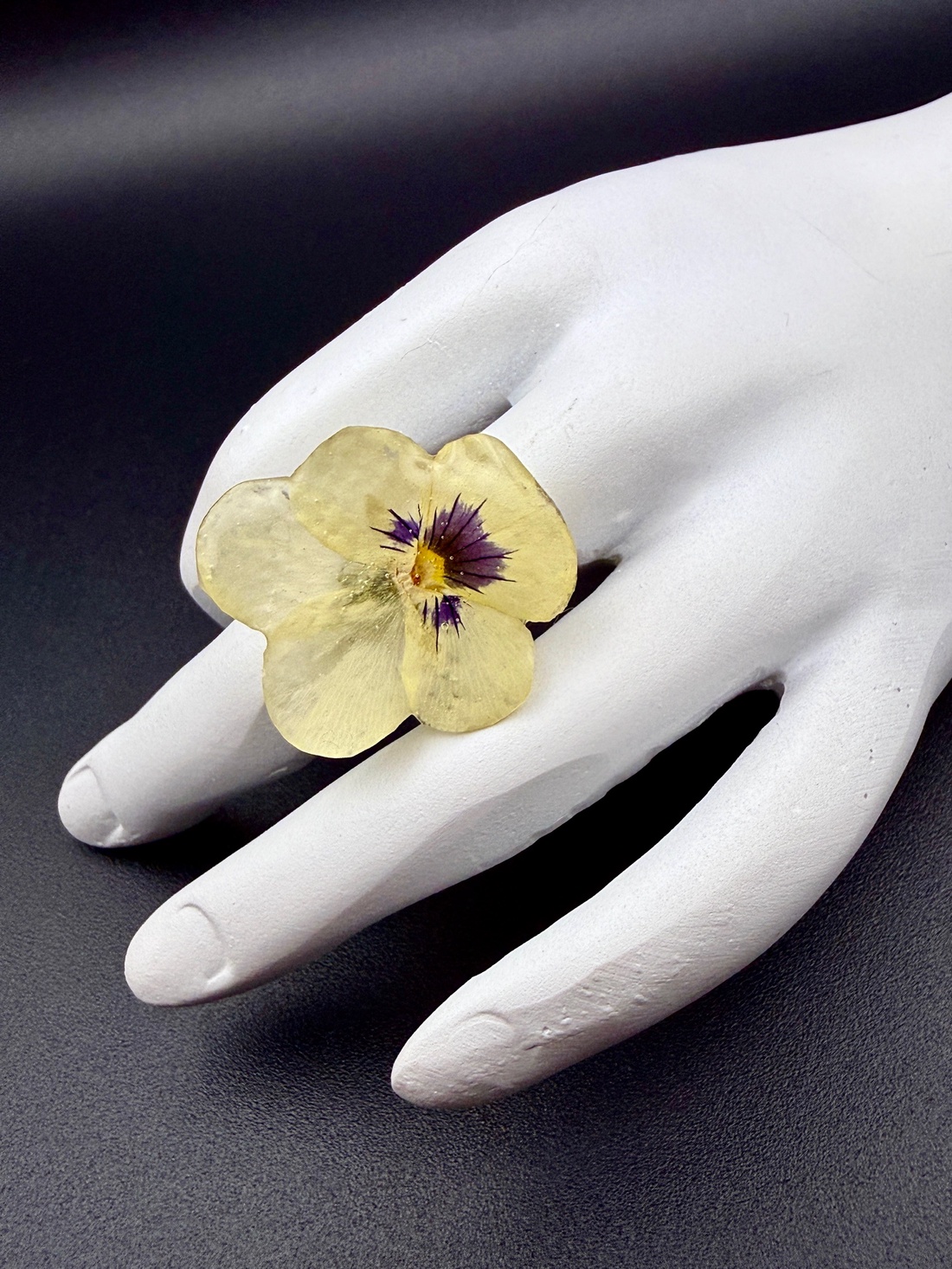 Inel cu panseluță galbenă naturală � bijuterie florală handmade - bijuterii - inele - inele statement - Artynos.ro