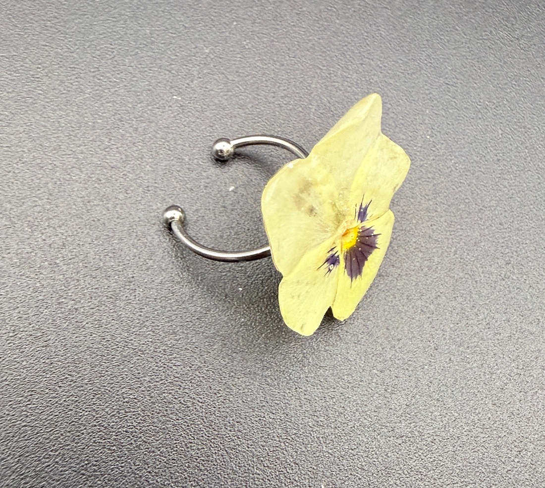 Inel cu panseluță galbenă naturală � bijuterie florală handmade - bijuterii - inele - inele statement - Artynos.ro