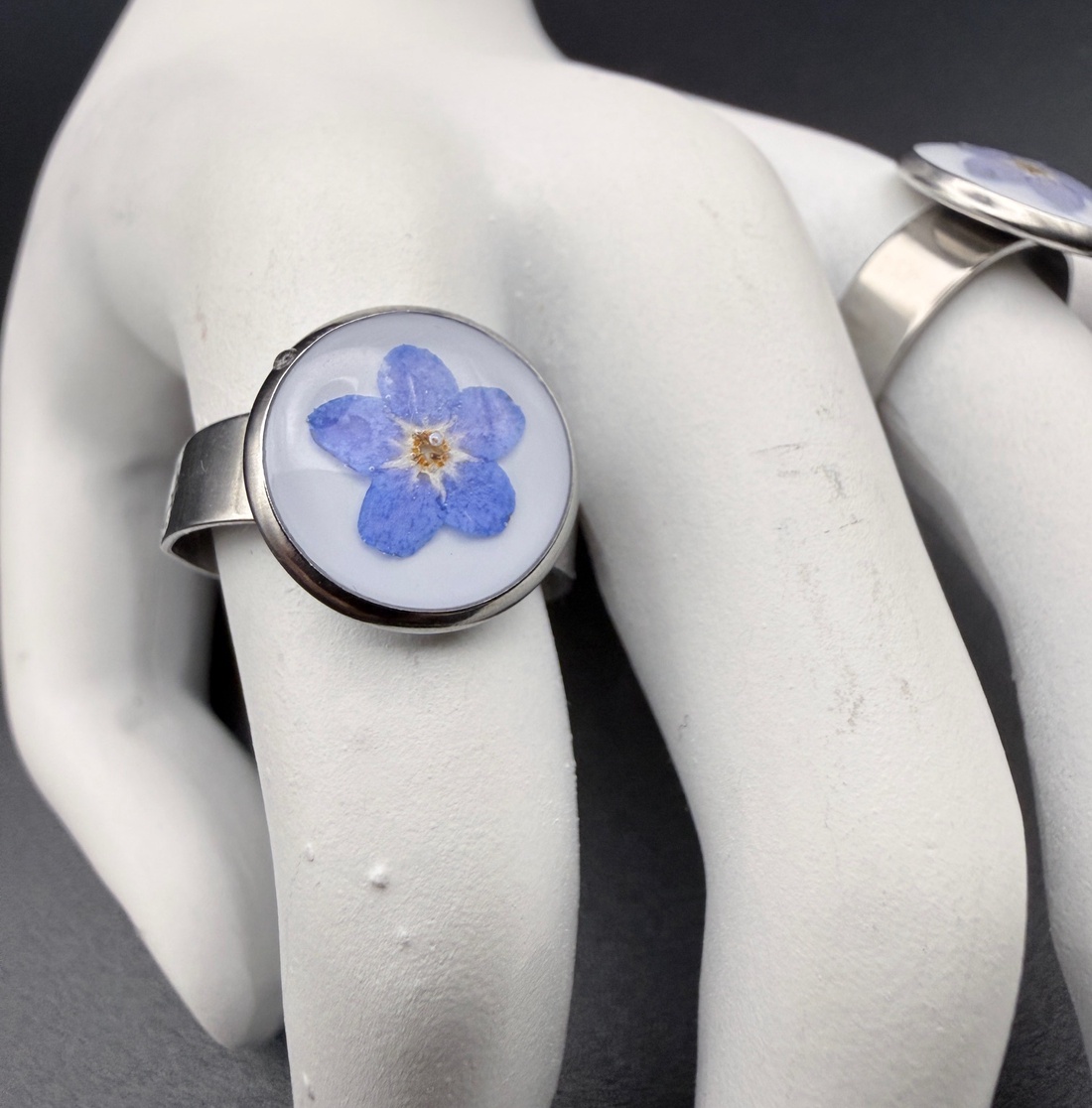 Inel cu floare de nu-mă-uita naturală � bijuterie delicată în rășină - bijuterii - inele - inele statement - Artynos.ro