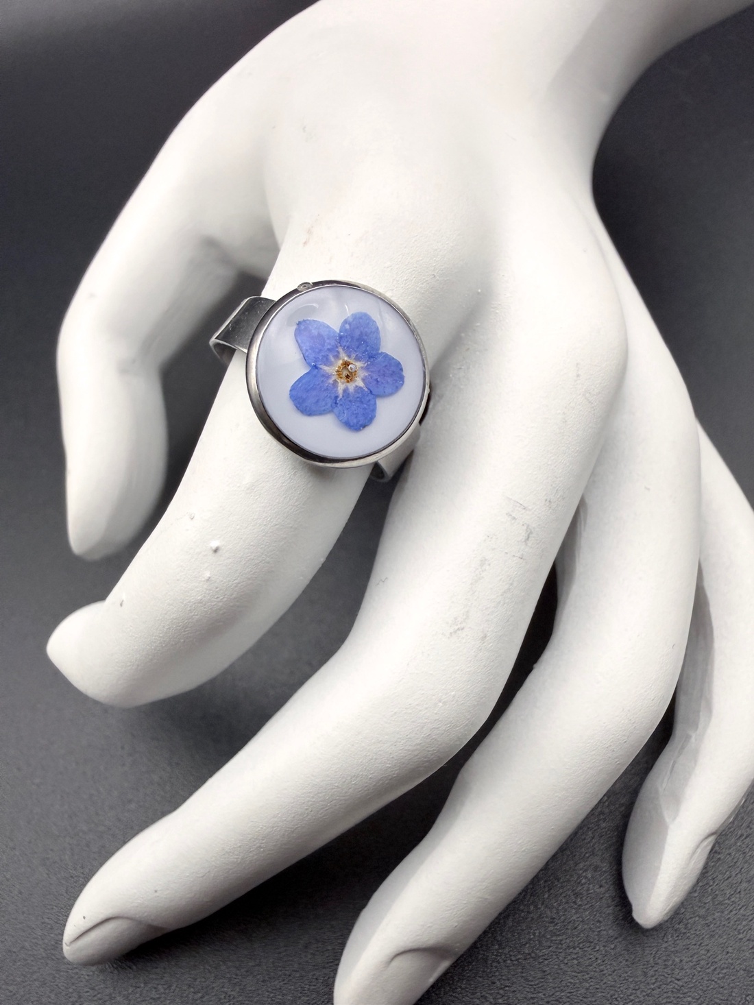 Inel cu floare de nu-mă-uita naturală � bijuterie delicată în rășină - bijuterii - inele - inele statement - Artynos.ro