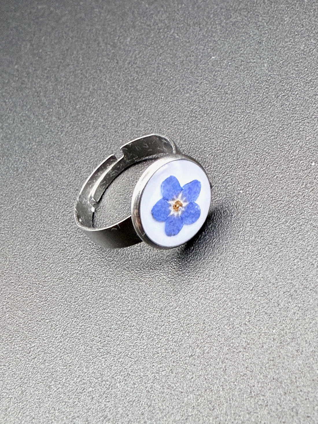 Inel cu floare de nu-mă-uita naturală � bijuterie delicată în rășină - bijuterii - inele - inele statement - Artynos.ro