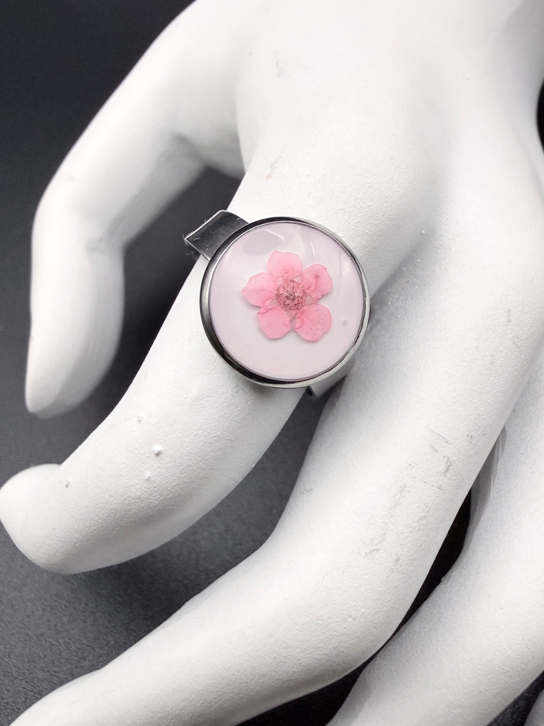 Inel handmade cu floare de nu-mă-uita roz � bijuterie florală unică - bijuterii - inele - inele statement - Artynos.ro