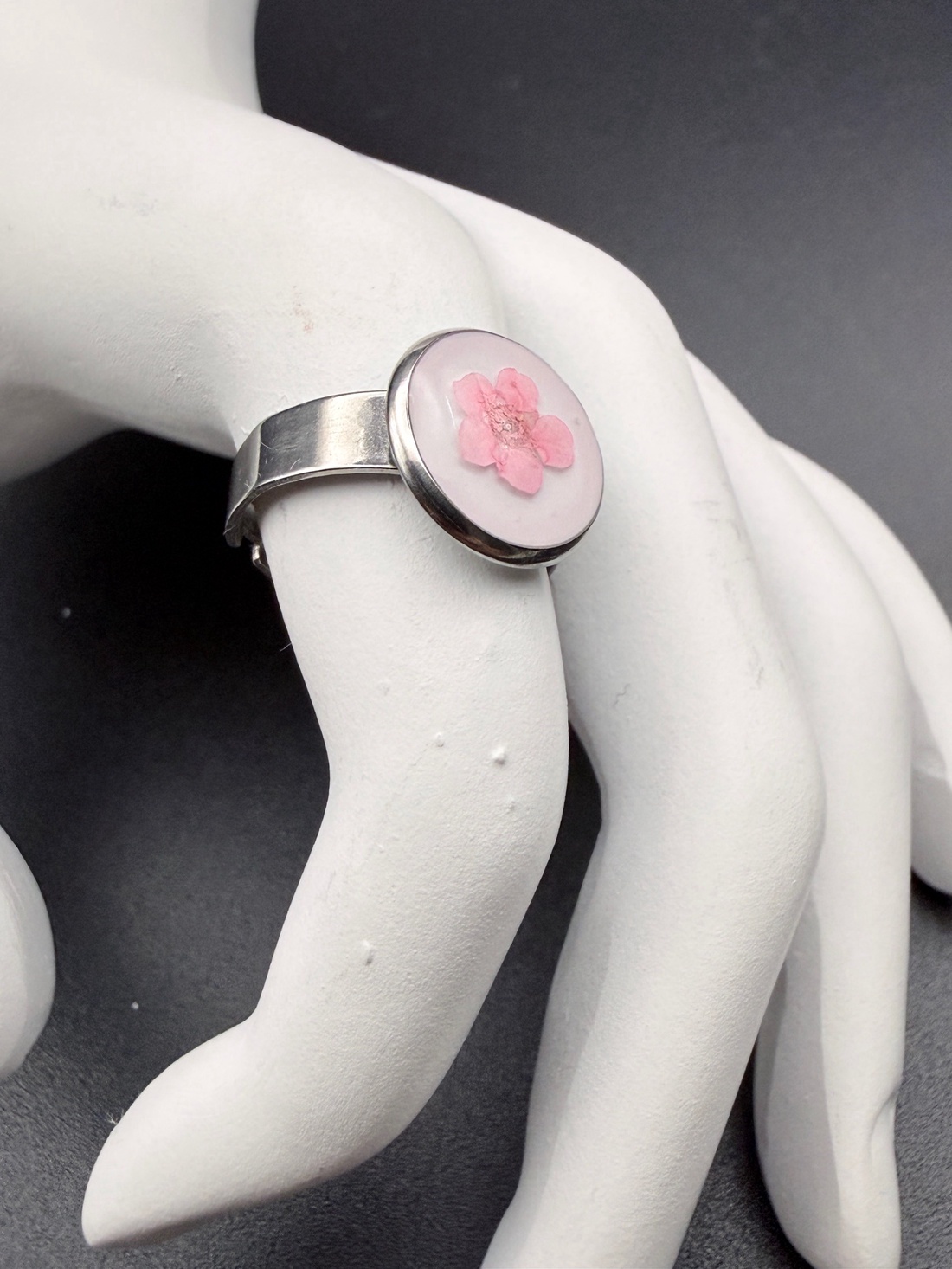 Inel handmade cu floare de nu-mă-uita roz � bijuterie florală unică - bijuterii - inele - inele statement - Artynos.ro