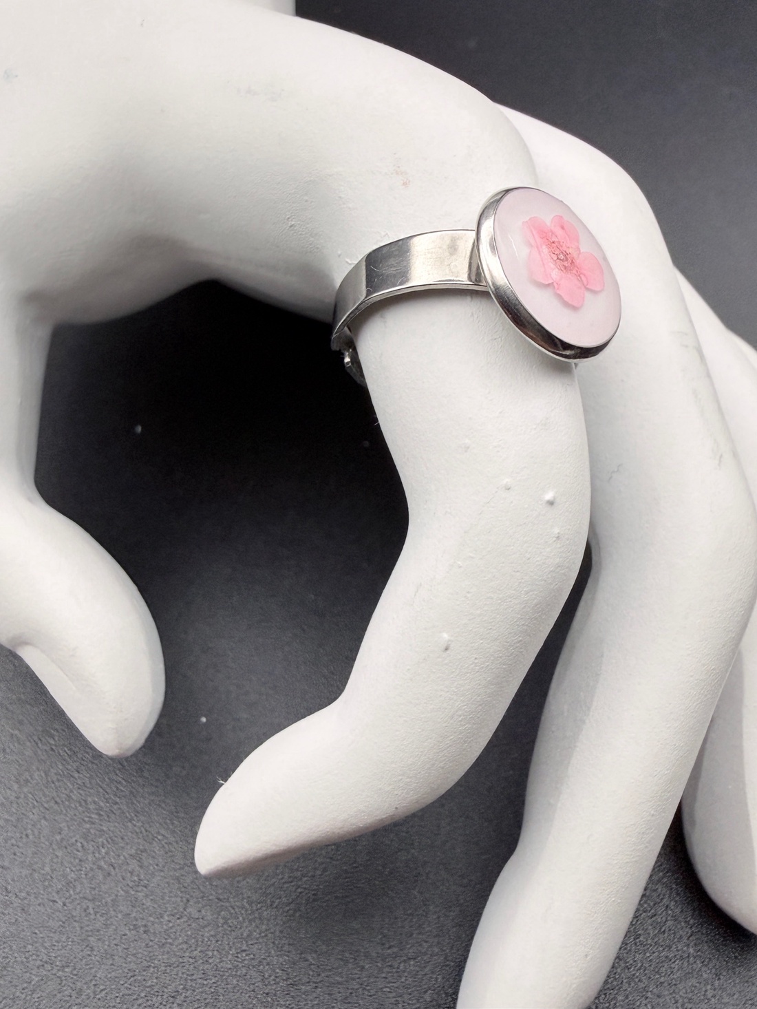 Inel handmade cu floare de nu-mă-uita roz � bijuterie florală unică - bijuterii - inele - inele statement - Artynos.ro