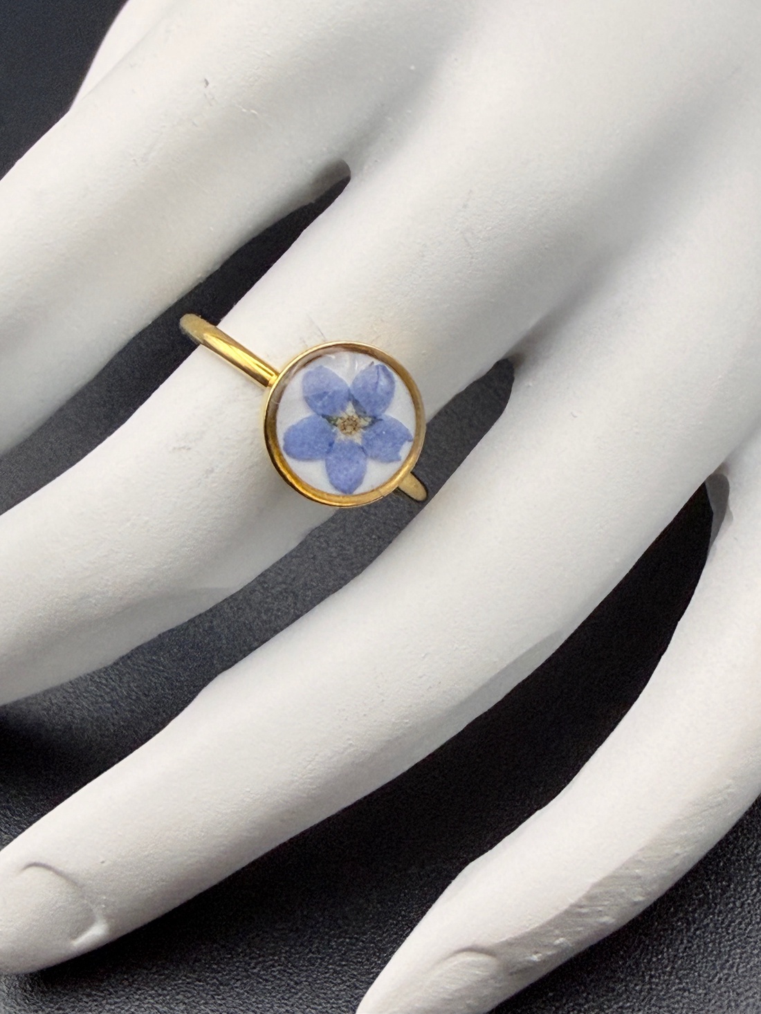 Inel cu nu-mă-uita albastra naturală în rășină � bijuterie florală delicată - bijuterii - inele - inele statement - Artynos.ro
