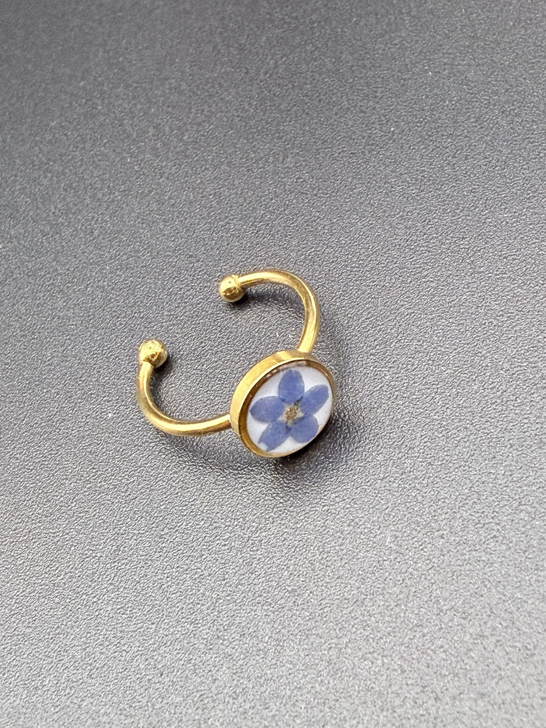 Inel cu nu-mă-uita albastra naturală în rășină � bijuterie florală delicată - bijuterii - inele - inele statement - Artynos.ro