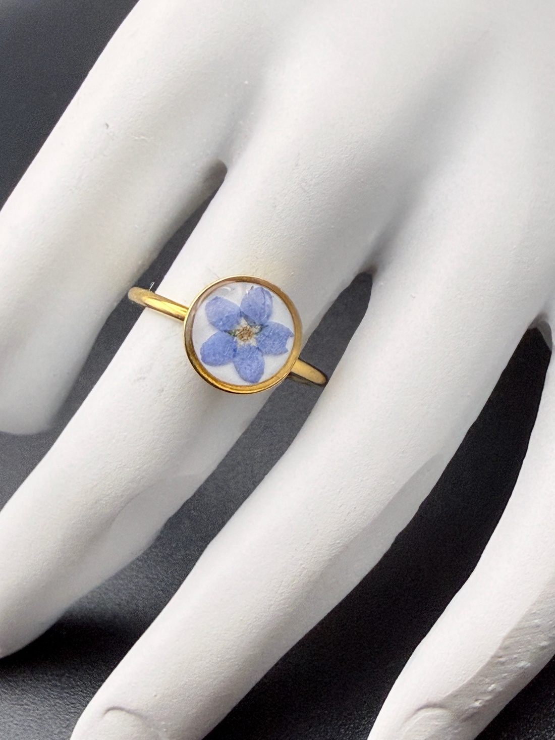 Inel cu nu-mă-uita albastra naturală în rășină � bijuterie florală delicată - bijuterii - inele - inele statement - Artynos.ro