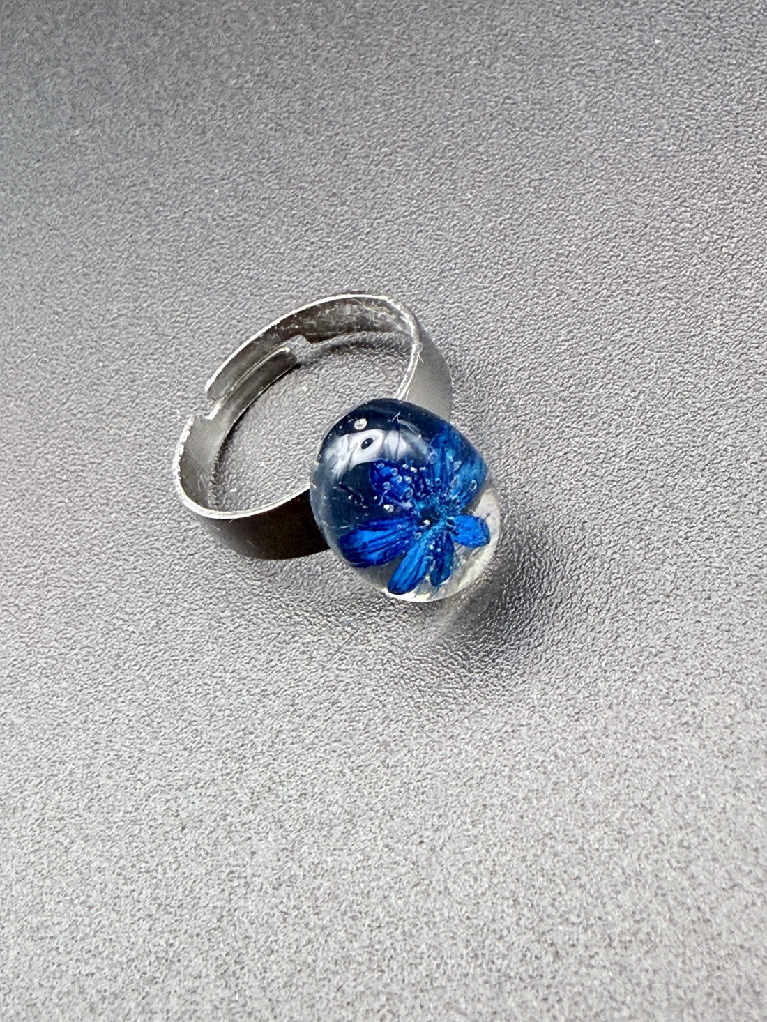 Inel cu floare albastră naturală în rășină � bijuterie handmade unică - bijuterii - inele - inele statement - Artynos.ro