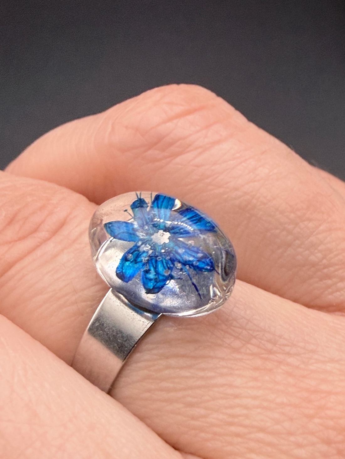 Inel cu floare albastră naturală în rășină � bijuterie handmade unică - bijuterii - inele - inele statement - Artynos.ro