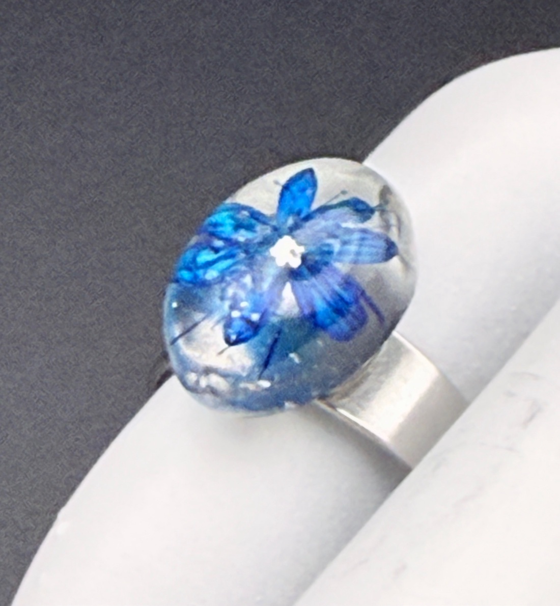 Inel cu floare albastră naturală în rășină � bijuterie handmade unică - bijuterii - inele - inele statement - Artynos.ro