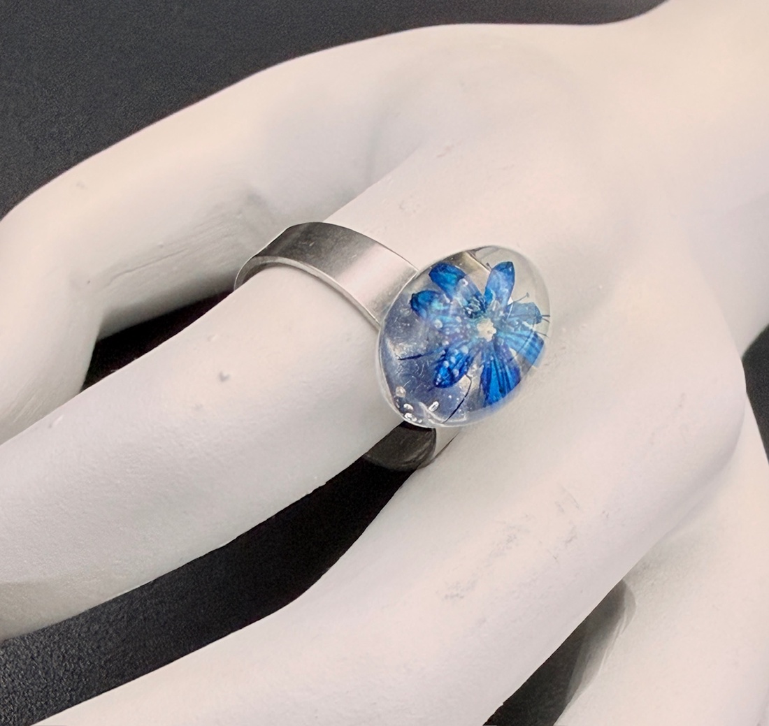 Inel cu floare albastră naturală în rășină � bijuterie handmade unică - bijuterii - inele - inele statement - Artynos.ro