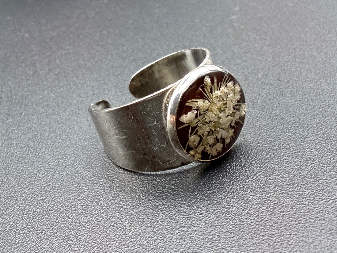 Inel handmade cu flori albe naturale � bijuterie florală delicată - bijuterii - inele - inele statement - Artynos.ro