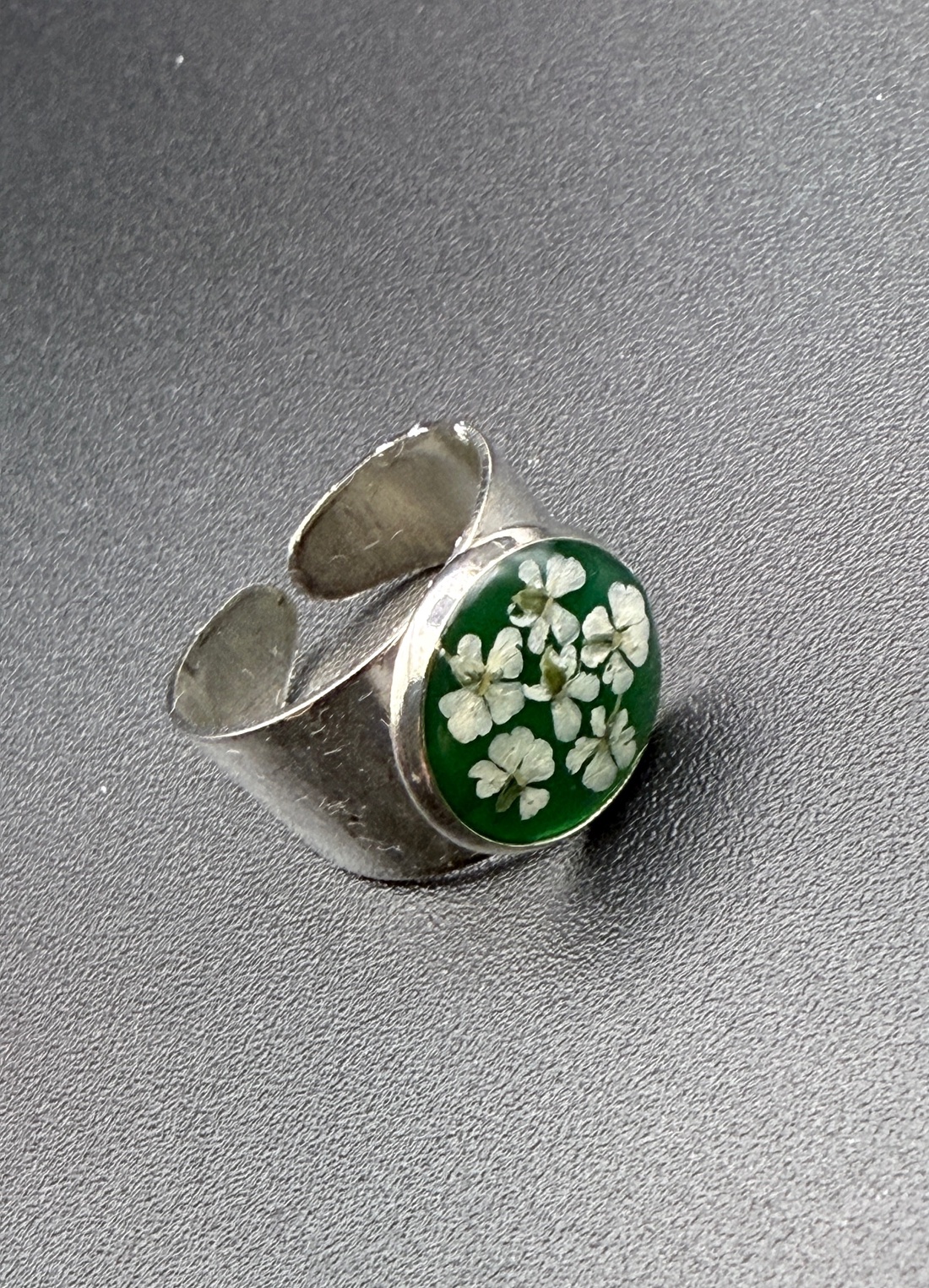 Inel handmade cu flori albe naturale � bijuterie florală delicată - bijuterii - inele - inele statement - Artynos.ro
