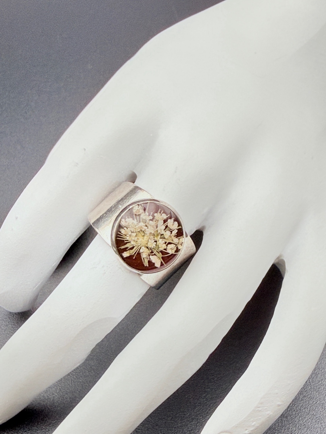 Inel handmade cu flori albe naturale � bijuterie florală delicată - bijuterii - inele - inele statement - Artynos.ro