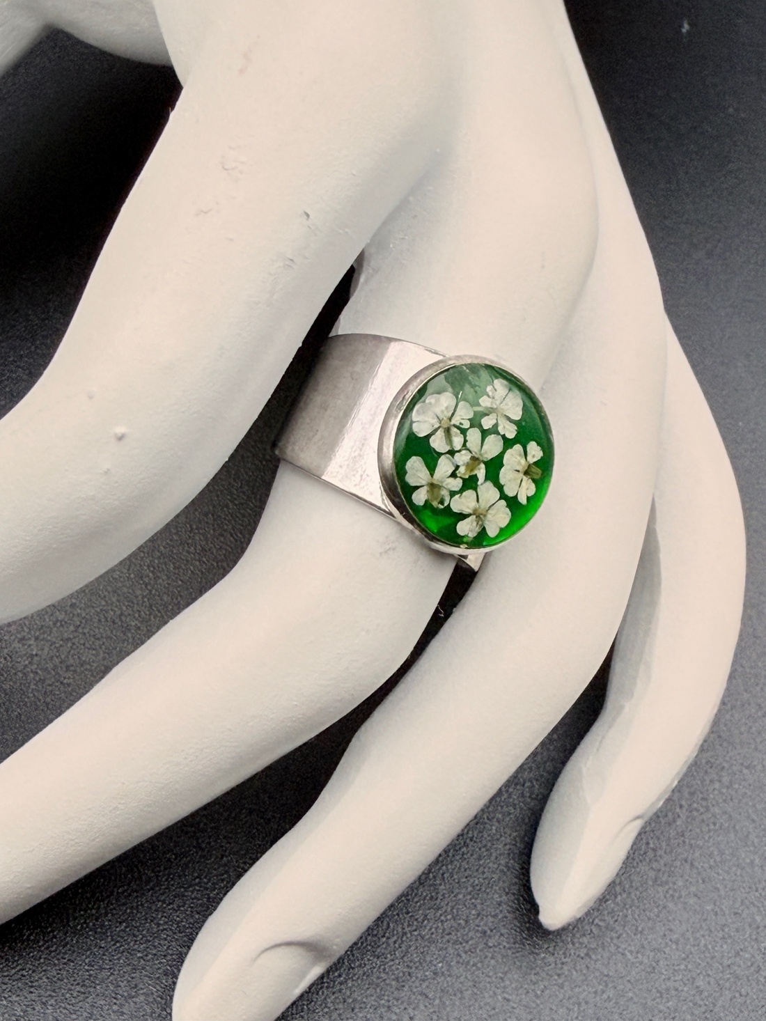 Inel handmade cu flori albe naturale � bijuterie florală delicată - bijuterii - inele - inele statement - Artynos.ro