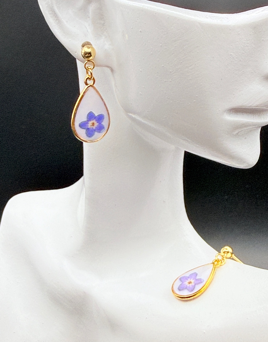 Cercei cu floare de nu-mă-uita naturală în rășină � cercei handmade delicati - bijuterii - cercei - cercei din rășină - Artynos.ro