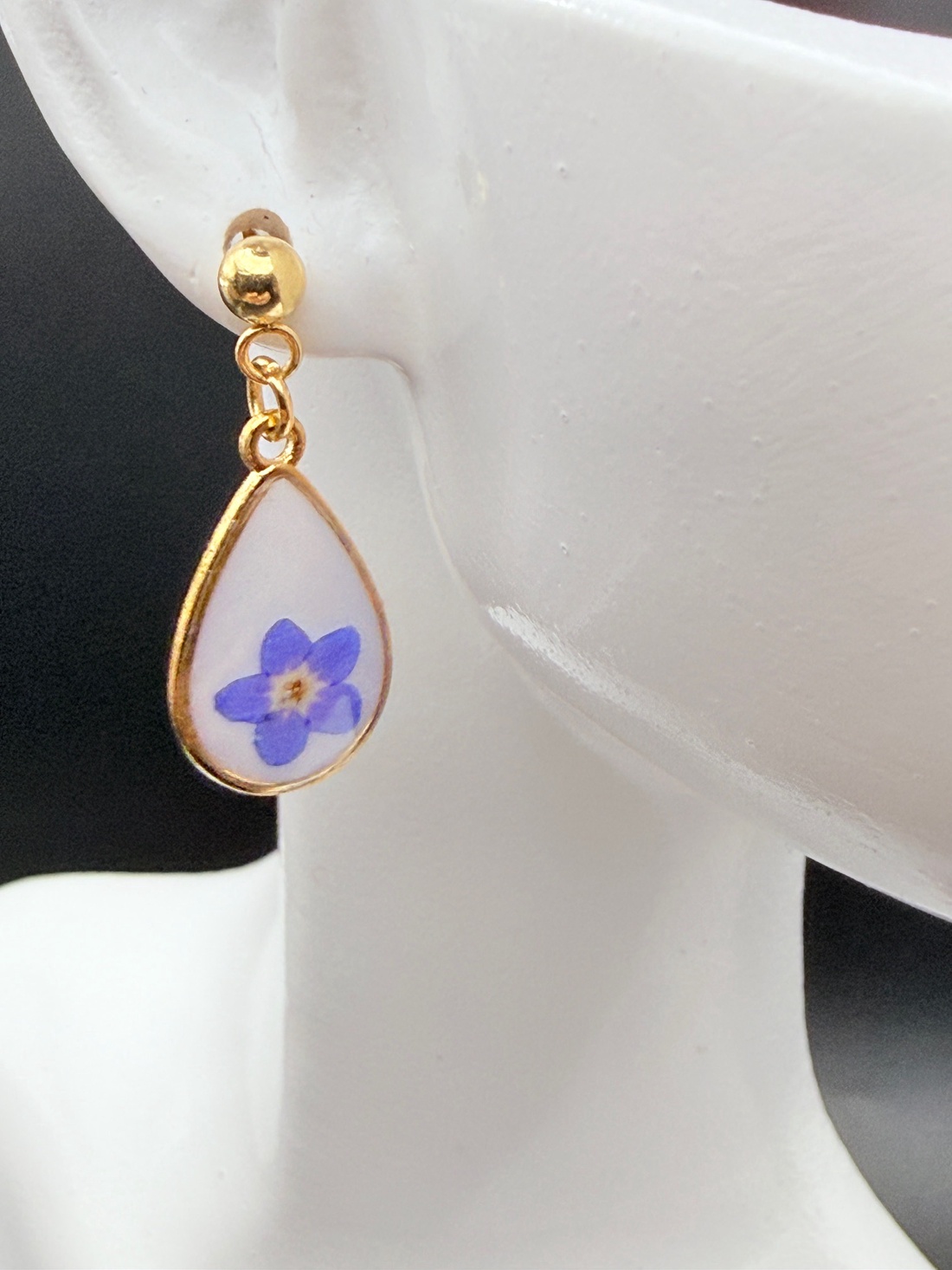 Cercei cu floare de nu-mă-uita naturală în rășină � cercei handmade delicati - bijuterii - cercei - cercei din rășină - Artynos.ro