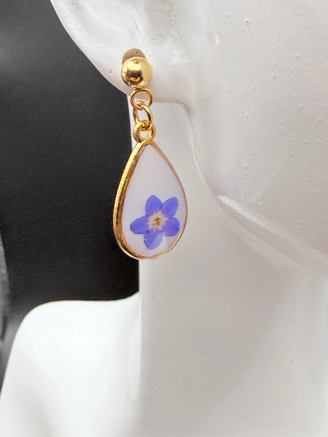 Cercei cu floare de nu-mă-uita naturală în rășină � cercei handmade delicati - bijuterii - cercei - cercei din rășină - Artynos.ro