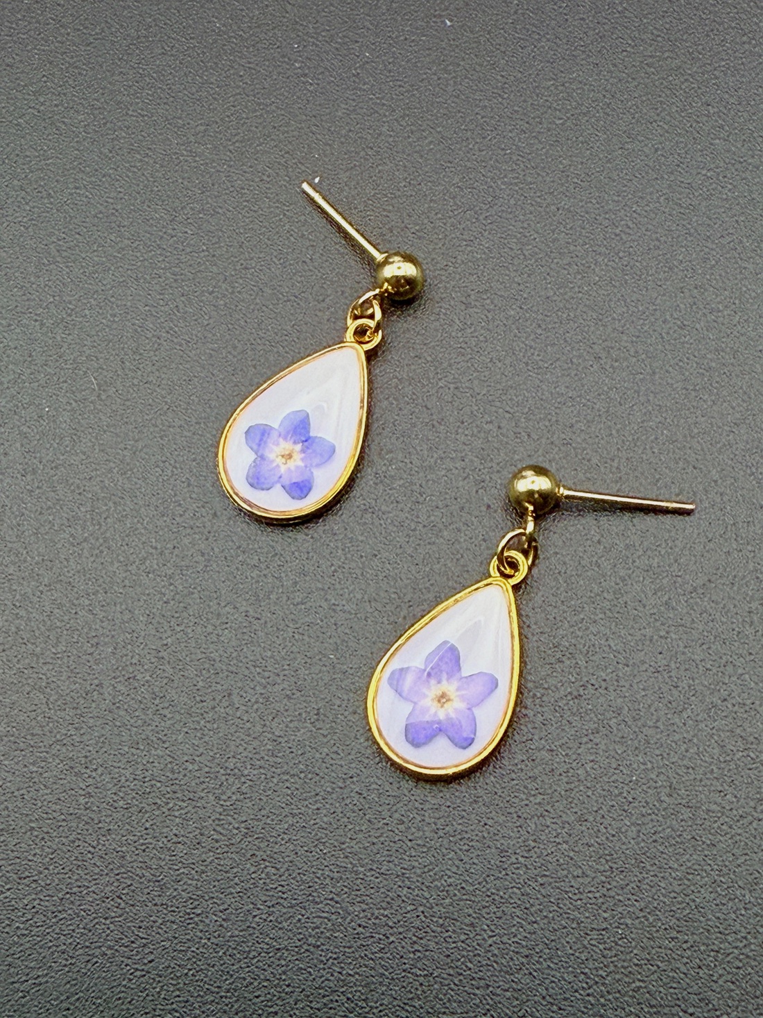 Cercei cu floare de nu-mă-uita naturală în rășină � cercei handmade delicati - bijuterii - cercei - cercei din rășină - Artynos.ro