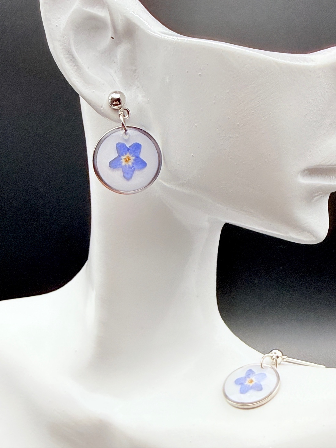 Cercei handmade cu flori de nu-mă-uita � bijuterii florale naturale - bijuterii - cercei - cercei din rășină - Artynos.ro