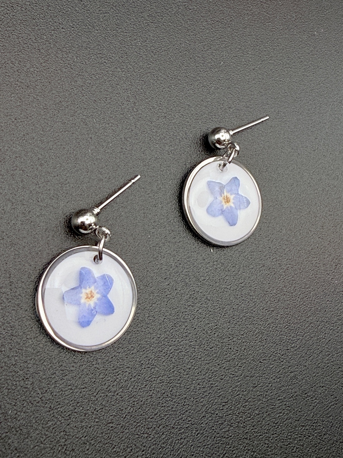 Cercei handmade cu flori de nu-mă-uita � bijuterii florale naturale - bijuterii - cercei - cercei din rășină - Artynos.ro