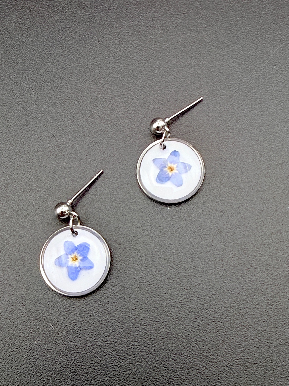 Cercei handmade cu flori de nu-mă-uita � bijuterii florale naturale - bijuterii - cercei - cercei din rășină - Artynos.ro