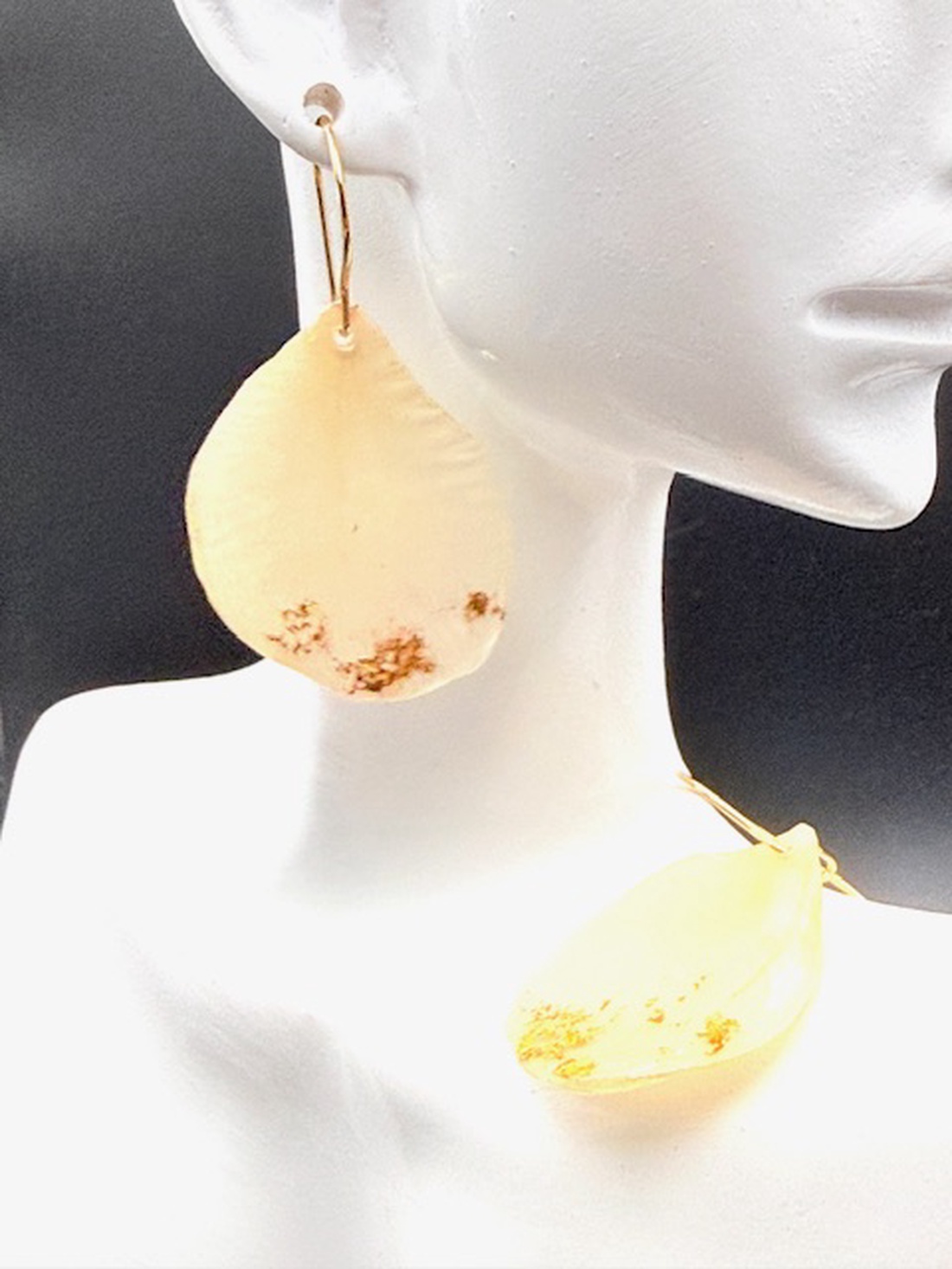 Cercei cu petale de trandafir ivoire naturale în rășină � bijuterii romantice handmade - bijuterii - cercei - cercei lungi - Artynos.ro