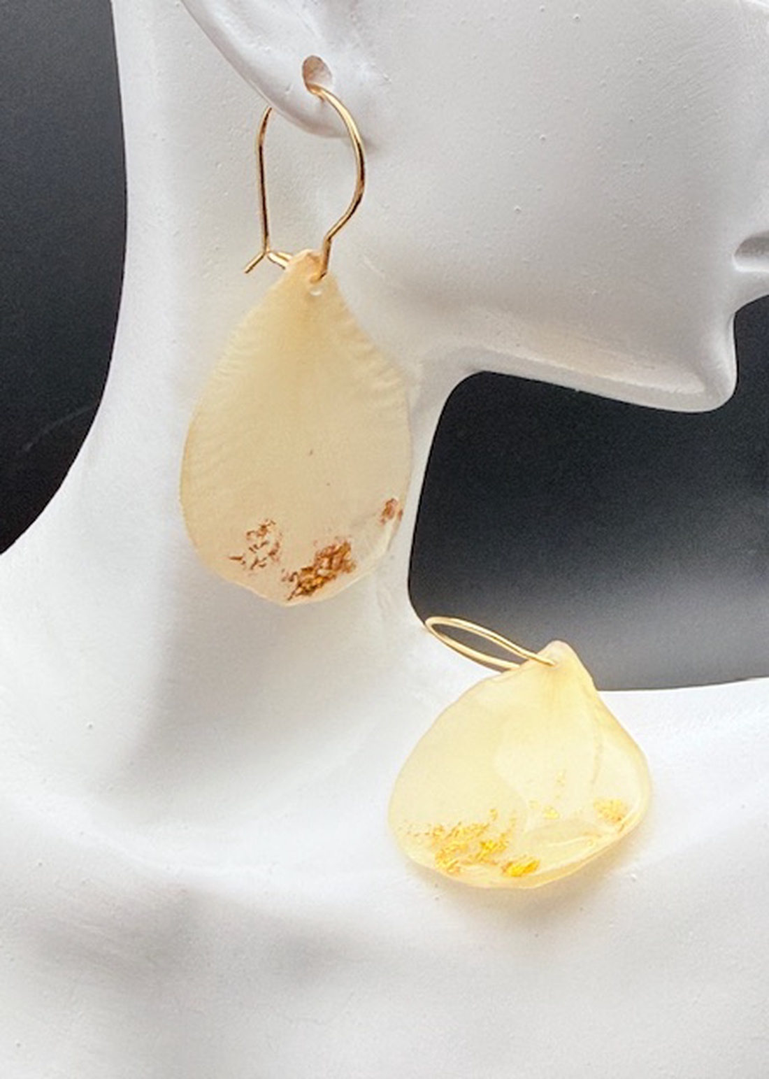 Cercei cu petale de trandafir ivoire naturale în rășină � bijuterii romantice handmade - bijuterii - cercei - cercei lungi - Artynos.ro