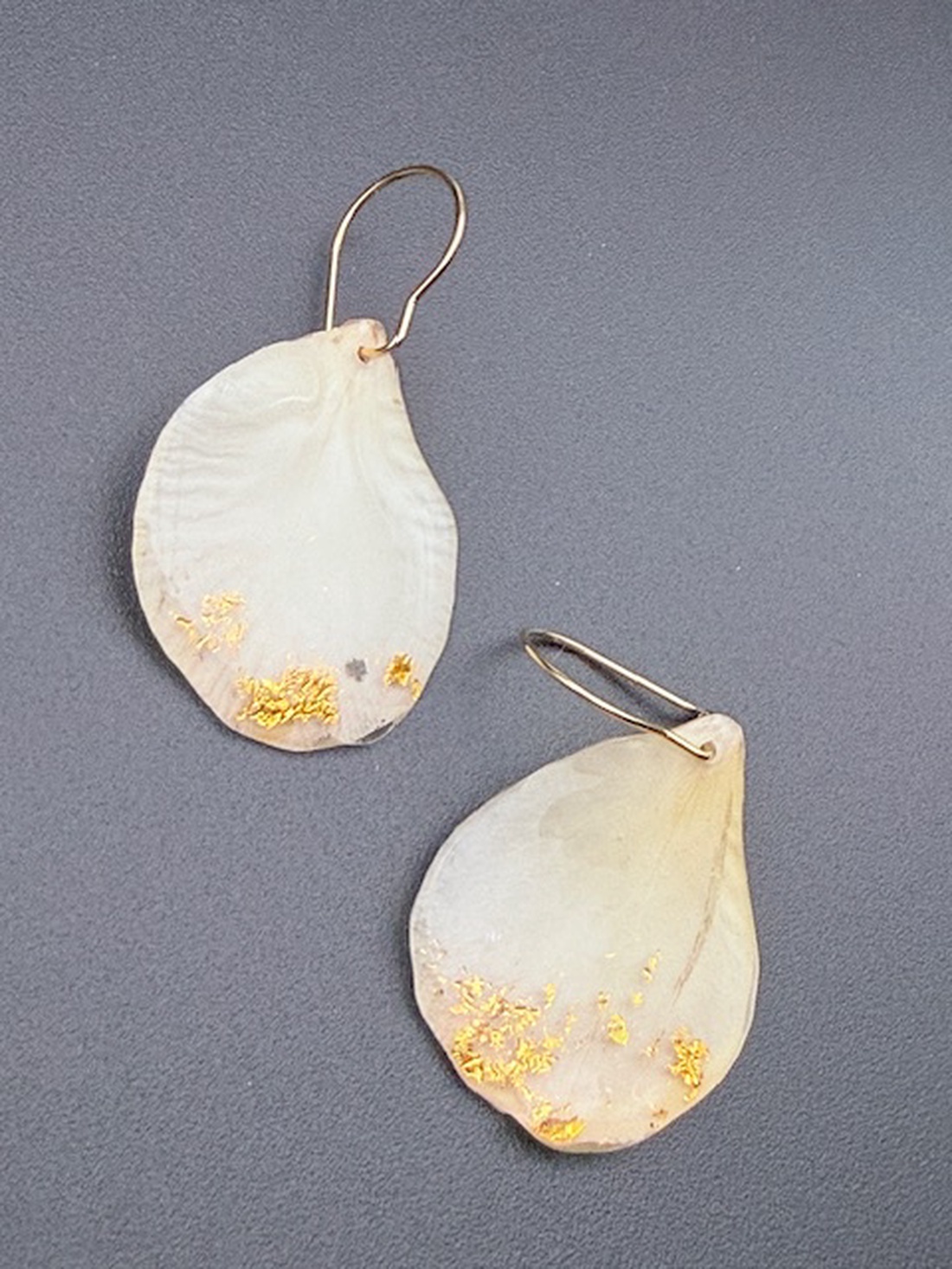 Cercei cu petale de trandafir ivoire naturale în rășină � bijuterii romantice handmade - bijuterii - cercei - cercei lungi - Artynos.ro