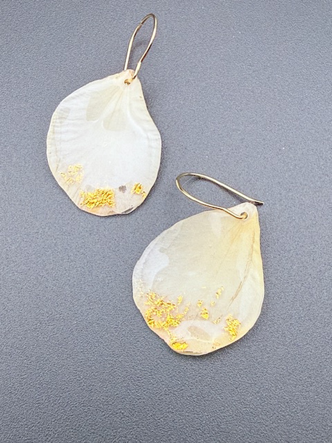 Cercei cu petale de trandafir ivoire naturale în rășină � bijuterii romantice handmade - bijuterii - cercei - cercei lungi - Artynos.ro