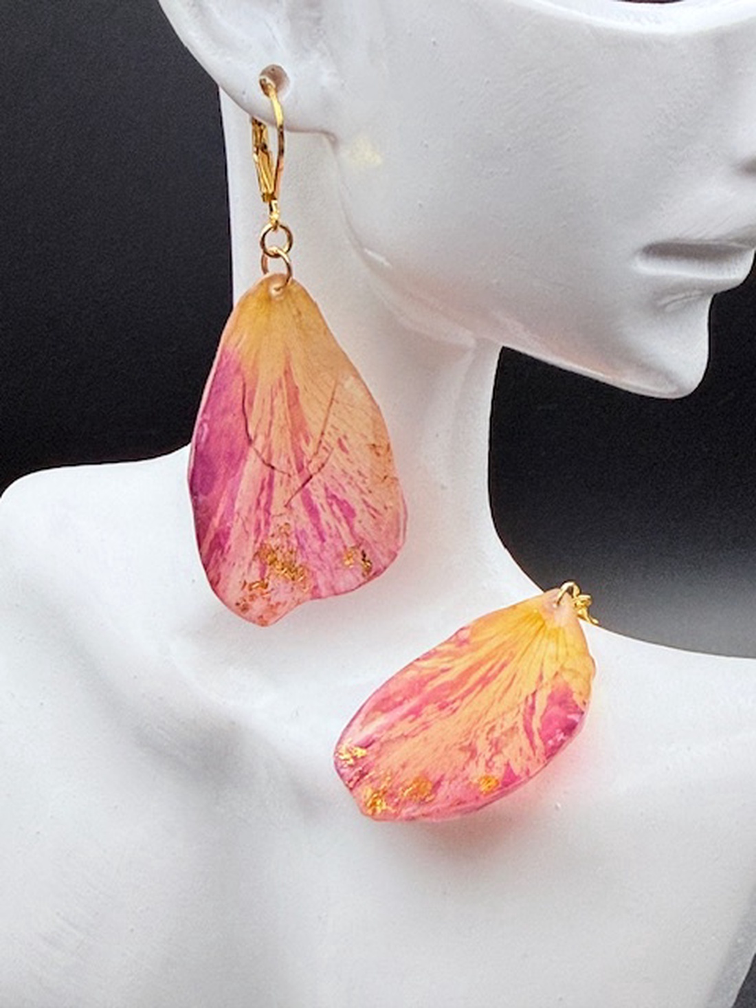 Cercei handmade cu petale de trandafir roz-galben  � bijuterii florale unice - bijuterii - cercei - cercei lungi - Artynos.ro